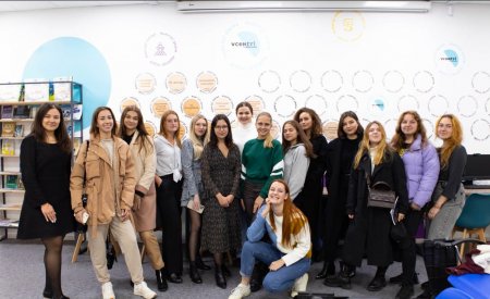 Проєкт дівчат Girl’ZTalk створений для молодих, амбітних , які хочуть досягти більшого і тільки розпочинають свій шлях.Спікер Орнелла Остапенко, співзасновницею видавництва Creative Women Publishing