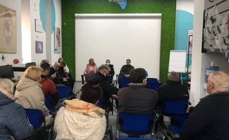 Громадське обговорення стосовно конфліктної ситуації між ініціатором встановлення пандусу та іншими власниками будинку з народним депутатом Власенко Юлією, представниками від ЖКГ та головою району Кирилом Фесиком.