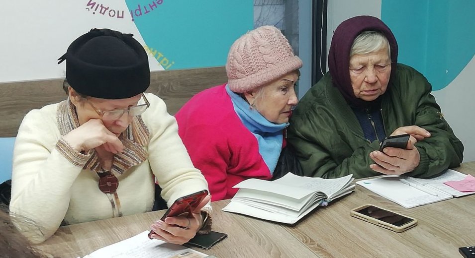  Українські бабусі та дідусі впевнено крокують в ногу із сучасністю