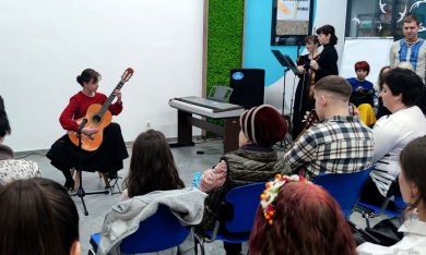 Для переселенців у Vcentri Hub: Оболонь пройшов благодійний концерт