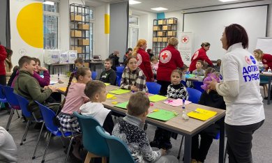 До Дня святого Миколая волонтери Київської міської організації Червоного Хреста провели творчий захід для дітей ВПО.