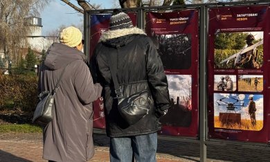 Сьогодні в парку Наталка на Оболоні відкрили фотопроєкт, присвячений тим, хто щоденно тримає оборону нашої країни