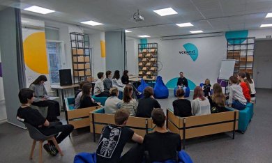 У Vcentri Hub: Шевченківський школярі зустрілися із захисником Маріуполя Глібом Стрижко