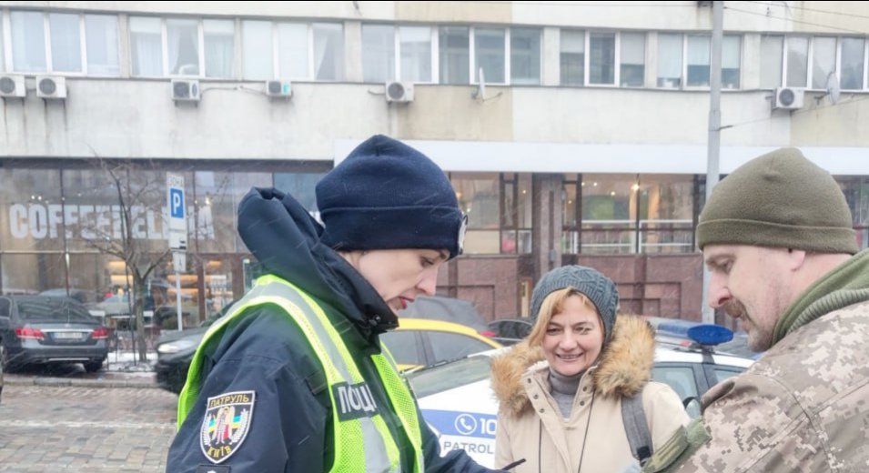 Команда #Vcentri спільно із Патрульною поліцією Києва роздавала пішоходам світловідбивні елементи у Шевченківському районі