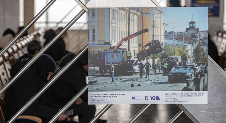 На залізничному вокзалі столиці відкрилася фотовиставка «Київ – незламне серце Європи»