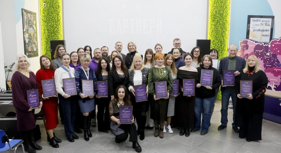 «Партнери року 2025»: у Vcentri HUB відзначили найактивніших партнерів за підсумками року