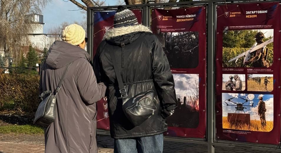 Сьогодні в парку Наталка на Оболоні відкрили фотопроєкт, присвячений тим, хто щоденно тримає оборону нашої країни