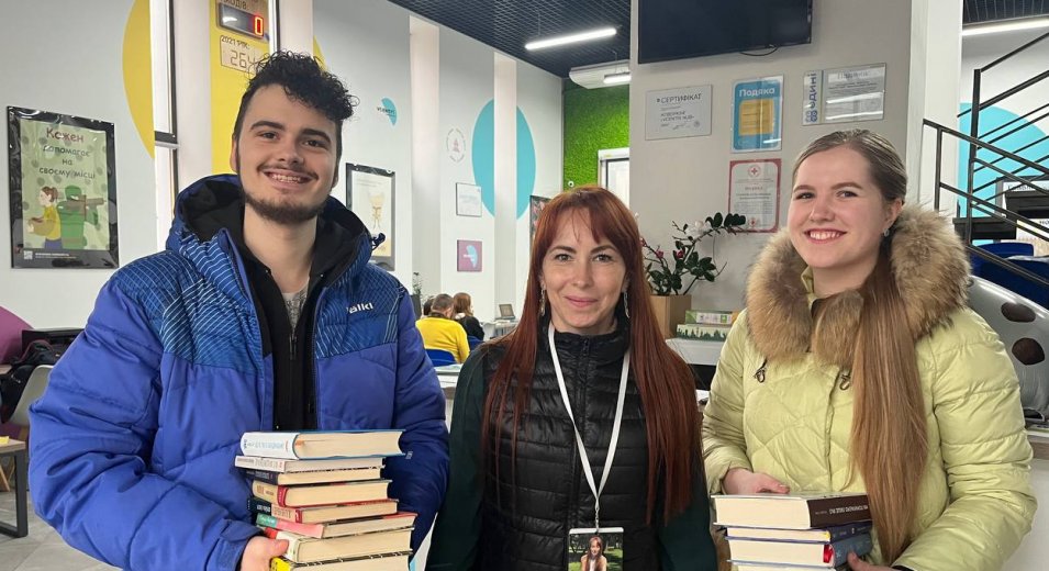 Студенти спільно з виданням «Рубрика» та небайдужими киянами зібрали близько 30 книжок для Vcentri Hub: Оболонь