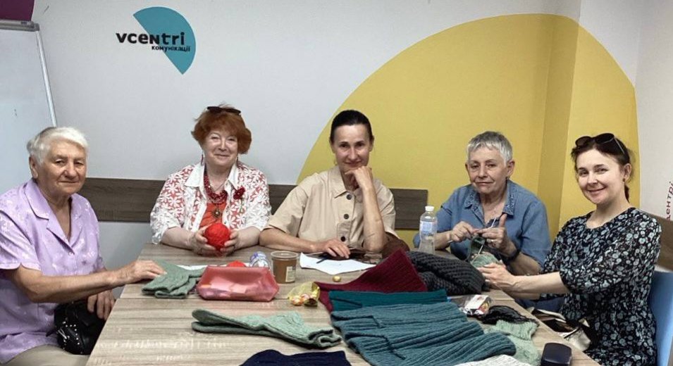 Тепло, створене руками й серцем: історія волонтерської групи «З нами тепло» 