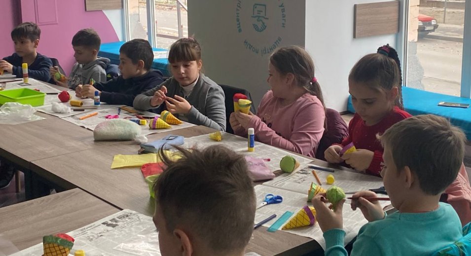 У Vcentri HUB: Голосіїв пройшов майстер-клас для дітей по виготовленню іграшки з паперу, картону та серветок 