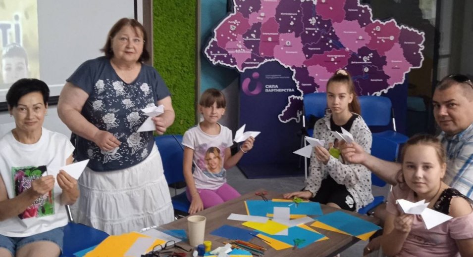 У Vcentri Hub: Оболонь діти з Бахмуту виготовляли голубів миру, яких відправлять українським захисникам