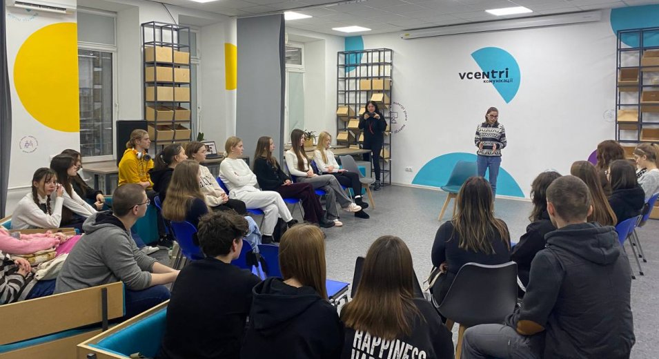 У Vcentri Hub: Шевченківський столичним старшокласникам розповіли про кримінальну відповідальність