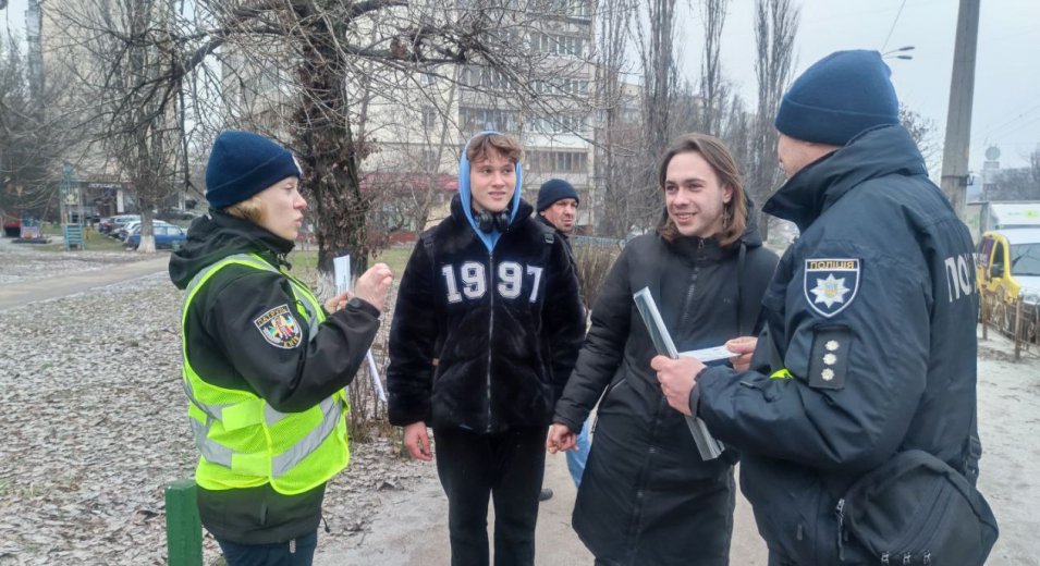 Команда #Vcentri спільно із Патрульною поліцією Києва роздавала пішоходам світловідбивні елементи в Голосіївському районі